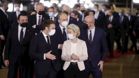 El presidente francés Emmanuel Macron y la presidenta de la Comisión Europea Ursula von der Leyen durante una foto de familia en la cumbre, el miércoles 15 de diciembre, en Bruselas, Bélgica.