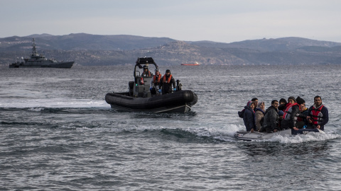 28 de febrero de 2020, Grecia, Lesbos: un bote salvavidas con refugiados llega a la isla griega de Lesbos