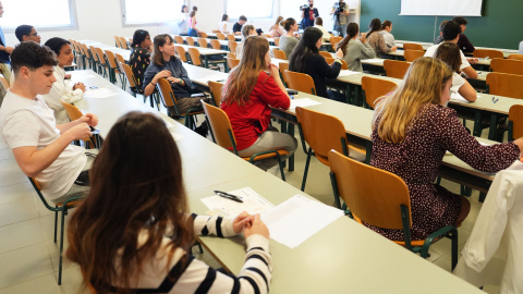 Imagen de archivo de una clase de Cantabria realizando la prueba de la EBAU, a  de junio de 2024.