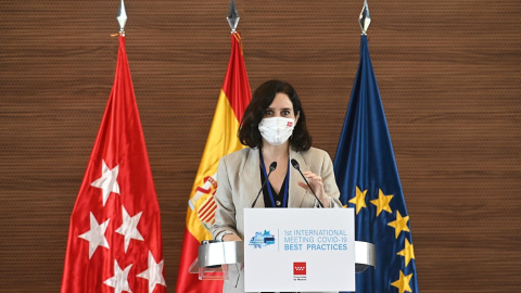 La presidenta de la Comunidad de Madrid, Isabel Díaz Ayuso, ofrece un discurso durante el Primer Encuentro Internacional sobre la covid-19, celebrado este miércoles en el hospital público Enfermera Isabel Zendal, un evento que pretende tratar las estra