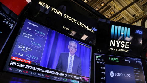 Un monitor de televisión en el patio de negociación de la Bolsa de Nueva York (NYSE, en sus siglas en inglés), en Wall Street, ofrece la imagen del presidente de la Reserva Federal, Jerome Powell, informando de las decisiones del banco central estadoun