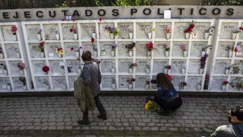 Varias personas visitan tumbas de víctimas de la dictadura de Pinochet en el cementerio de Santiago de Chile. Fotografía de septiembre de 2020.