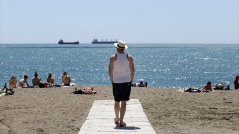 Foto de archivo de la playa de Málaga el 02 de mayo de 2021.