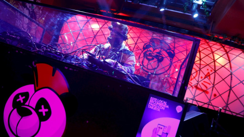 Un DJ pincha música en el interior de una discoteca este lunes en Madrid.