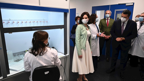 La presidenta de la Comunidad de Madrid, Isabel Díaz Ayuso, y el presidente del Comité Europeo de las Regiones, Apostolos Tzitzikostas, conversan con una de las trabajadoras mientras visitan el Hospital Enfermera Isabel Zendal.