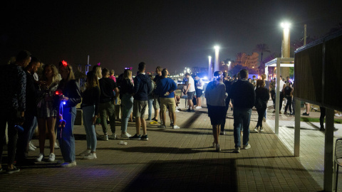 Varios grupos de jóvenes por la noche en Palma de Mallorca. Fotografía del 6 de junio.