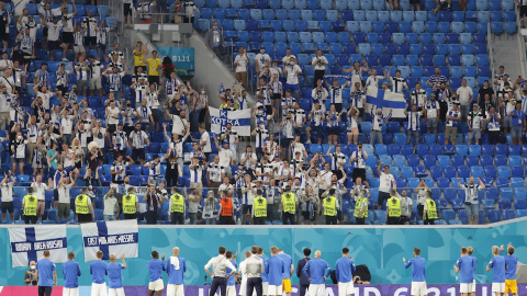 Los jugadores de la selección de Finlandia saludan a los aficionados de su país desplazados a San Petersburgo.