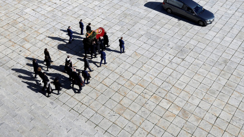 24/10/2019 - Los familiares de Franco portan el féretro con los restos del dictador. / REUTERS