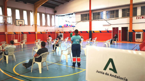 Punto de vacunación en el polideportivo El Fuerte de Ronda.