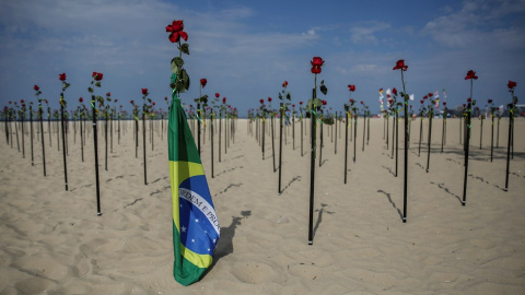 Cientos de rosas rojas en la emblemática playa de Copacabana, en Río de Janeiro, en memoria de las 500.000 personas fallecidas por la covid-19 en Brasil.