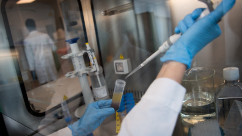 Fotografía de archivo de biólogos de un laboratorio francés en Nantes que trabaja en el desarrollo de una vacuna contra la covid.