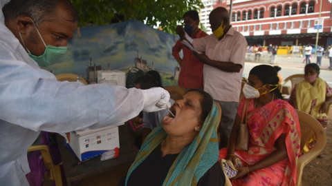 Personal sanitario realiza test para detectar el coronavirus en la estación de tren de Chennai.