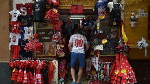 Un aficionado polaco entra en una tienda de souvenirs en Sevilla en los días previas al partido entre España y Polonia de la Eurocopa de fútbol.