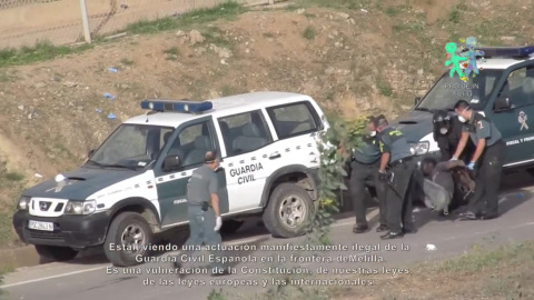 Imagen de la devolución en caliente de Doumbe Nnabuchi, esposado de pies y manos, en Melilla en 2014.