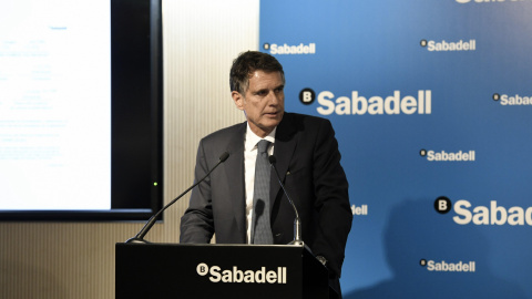 El consejero delegado del Sabadell, Jaime Guardiola, durante la rueda de prensa para informar de los resultados del tercer trimestre. EFE/ Víctor Lerena