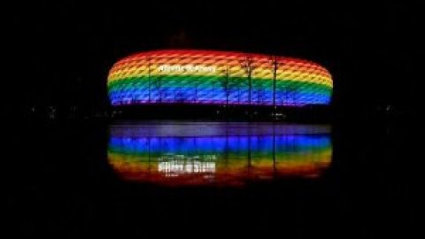 El alcalde de Munich cuelga banderas arco iris ante la negativa de la UEFA de iluminar el Allianz Arena