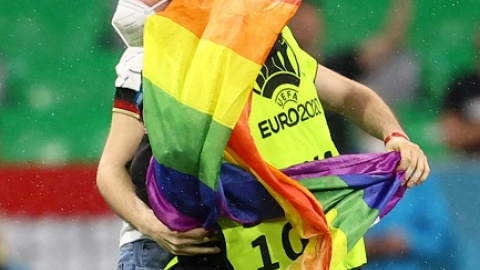 Un espontáneo con la bandera arcoíris salta al césped del Allianz Arena durante el himno de Hungría