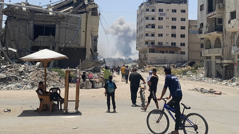 4 de julio de 2024. Ciudad de Gaza con humo de fondo causado por ataques israelíes en el barrio de Shujaiya.