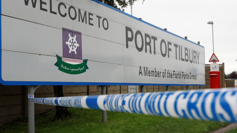 25/10/2019 - Una cinta policial en la entrada del puerto de Tilbury donde las autoridades retienen los cuerpos de los migrantes, luego de su descubrimiento en un camión en Essex. REUTERS / Peter Nicholls