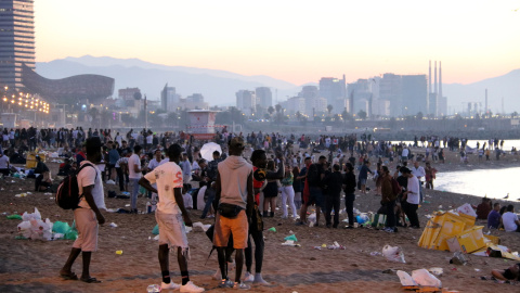 Imatge de la platja de Sant Sebastià als volts de les sis del matí el 24 de juny de 2021.