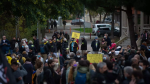 Centenars de persones es manifesten a Canet contra l'aplicació del 25% de castellà a l'escola Turó del Drac