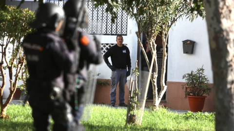 Policías cargan con los manifestantes en la novena jornada de la huelga del metal en el barrio del Río de San Pedro en Puerto Real a 24 de noviembre 2021 en Puerto Real (Cádiz)..