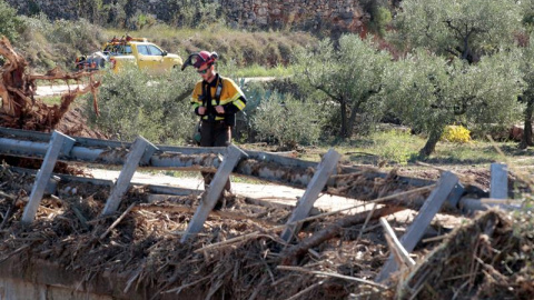 25/10/2019.- Técnicos forestales realizan tareas de búsqueda en el rio Francolí, Vilaverd (Tarragona), donde desaparecieron una madre y su hijo que vivían en un bungaló, arrancado por el agua en las riadas de esta semana. EFE/ Jaume Sellart