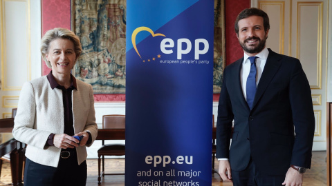 El líder del PP, Pablo Casado, con la presidenta de la Comisión Europea, Ursula von der Leyen, en Bruselas.