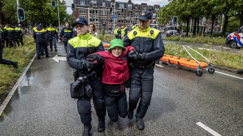 La activista Greta Thunberg es detenida en una protesta climática en La Haya.