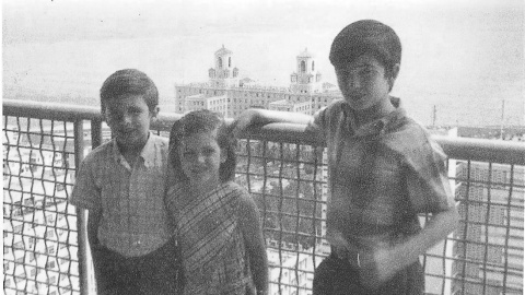 Martín Guevara (centro), junto a sus hermanos en el hotel Habana Libre.