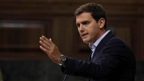 El líder de Ciudadanos, Albert Rivera ,durante su réplica a la intervención del presidente del Gobierno, Pedro Sánchez, en el Congreso de los Diputados donde el jefe del Ejecutivo informó de su programa de Gobierno - EFE/ Kiko Huesca