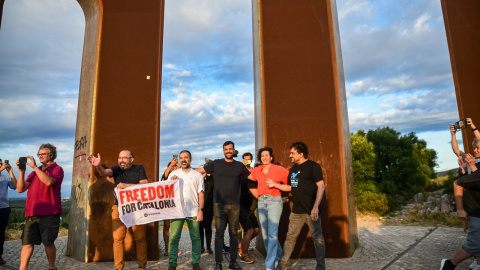 La secretària general d'ERC, Marta Rovira; el diputat d'ERC en el Parlament Ruben Wagensberg; el vicepresident d'Òmnium, Oleguer Serra; el periodista de 'La Directa' Jesús Rodríguez i l'activista Josep Campmajó a Salses