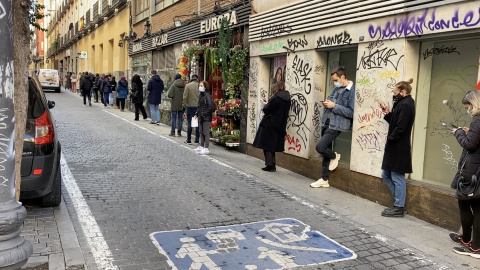 Ciudadanos esperan su turno a las puertas del centro de salud Palma Norte.