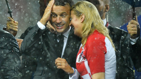 Kolinda Grabar-Kitarovic, junto a Emmanuel Macron durante la final del Mundial. REUTERS