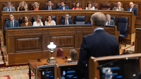 Pedro Sánchez y los integrantes del Gobierno observan a Alberto Núñez Feijóo en el Congreso el pasado 26 de junio.