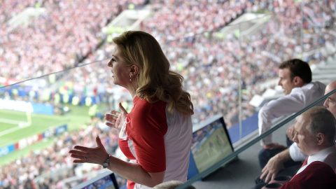 La presidenta de Croacia, en el palco junto a Vladimir Putin y Emmanuel Macron. REUTERS