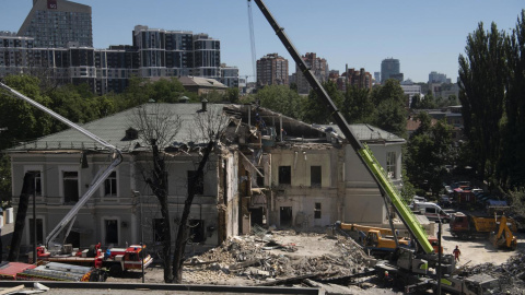 El equipo de rescate trabaja entre los escombros del hospital infantil bombardeado en Kiev, a 9 de julio de 204, Ucrania.