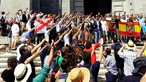 Decenas de personas realizan el saludo fascista en el Valle de los Caídos este domingo. (JUAN CARLOS HIDALGO | EFE)