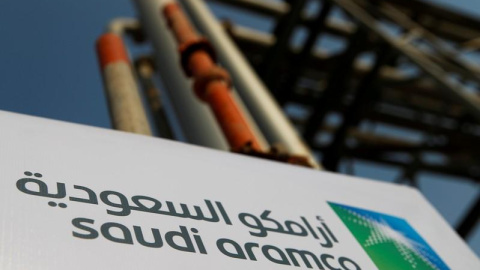 El logo de Saudi Aramco en la planta petrolera de la compañía en Abqaiq (Arabia Saudita). REUTERS/Maxim Shemetov