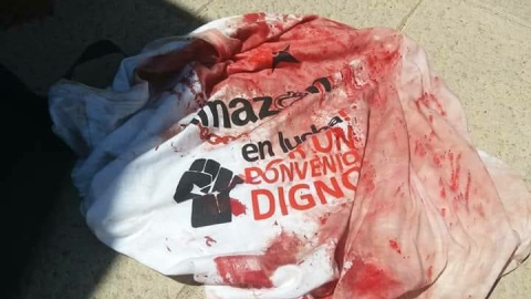 Una camiseta manchada de sangre tras las cargas policiales durante la segunda jornada de huelga en el almacén de Amazon en San Fernando de Henares.- CGT