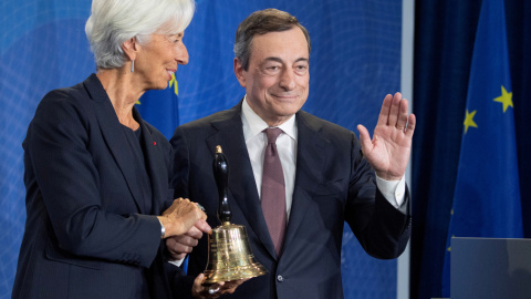 El presidente saliente del Banco Central Europeo (BCE), Mario Draghi, entrega la campana que simboliza la presidencia de la entidad a su sucesora, la francesa Christine Lagarde, enel acto de despedida en Fráncfort. REUTERS/Boris Roessler/Pool