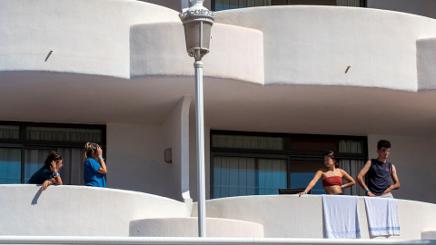 Vista de los balcones del Palma Bellver, el hotel covid donde se alojan algunos de los estudiantes que visitaron Mallorca en un viaje de estudios y que tienen que guardar cuarentena. - EFE