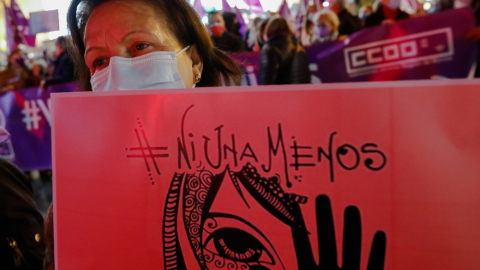 Una persona sostiene una pancarta en una manifestación convocada por la Asamblea Feminista contra la violencia machista bajo el lema 'La violencia machista existe y nos mata', a 25 de noviembre de 2021, en Murcia.