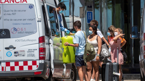 Trasladan a estudiantes al Hotel Palma Bellver, el hotel covid donde se alojan algunos de los estudiantes que vinieron a Mallorca en viaje de estudios y que han tenido contacto con positivos, este domingo.