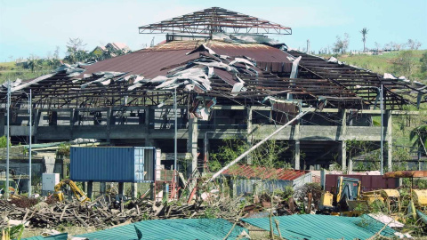 Una foto del folleto facilitada por la Guardia Costera de Filipinas (PCG) muestra una estructura dañada en el aeropuerto de la isla de Siargao, en el sur de Filipinas, azotada por el tifón, el 17 de diciembre de 2021