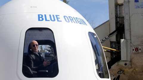 El fundador de Amazon y Blue Origin, Jeff Bezos, sen el nuevo cohete Shepard y la maqueta de la Crew Capsule en un simposio espacial en Colorado Springs, Colorado, Estados Unidos, el 5 de abril de 2017. REUTERS / Isaiah J. Downing