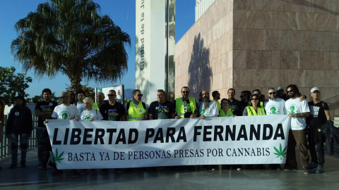 Concentración de apoyo a la veterana activista por la regularización del cannabis Fernanda de la Figuera, en la Ciudad de la Justicia de Málaga.