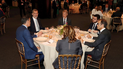 El rey Felipe VI, el presidente del gobierno Pedro Sánchez, la alcaldesa de Barcelona Ada Colau, y el president de la Generalitat Pere Aragonés (2d), hoy domingo en Barcelona durante la cena inaugural del Mobile World Congress.