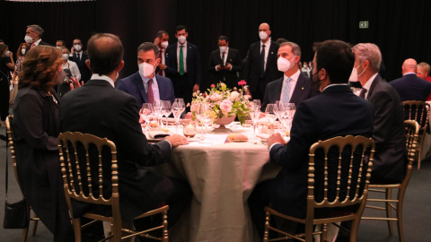 Imatge de la taula presidencial del sopar inaugural del MWC 2021 amb el rei Felip VI, els presidents Pedro Sánchez i Pere Aragonès, i l'alcaldessa de Barcelona, Ada Colau.