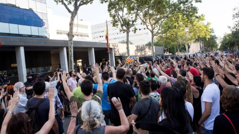 Concentració de solidaritat amb el periodista Jordi Borràs davant la comissaria de la policia espanyola al barri de La Verneda de Barcelona  EFE/Quique García